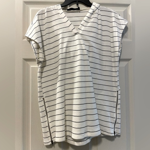 Black and white stripe top - Picture 1 of 6
